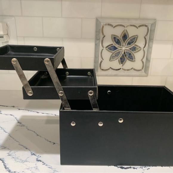 Make-up case. Black. Fabric exterior with solid insert. - Picture 8 of 11